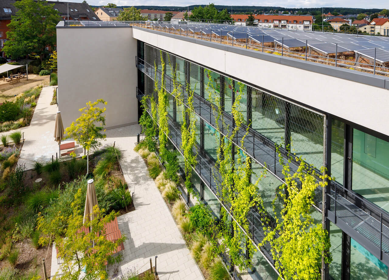 Kita Kinderinsel mit Dachbegrünung, Solar und Fassadenbegrünung